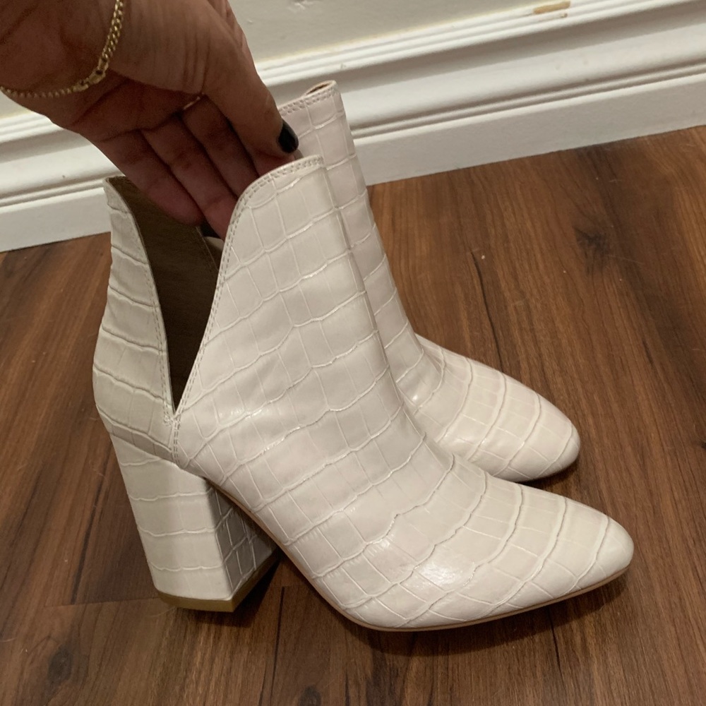 Steve Madden Rookie - off white/ bone croco Booties - size 6
